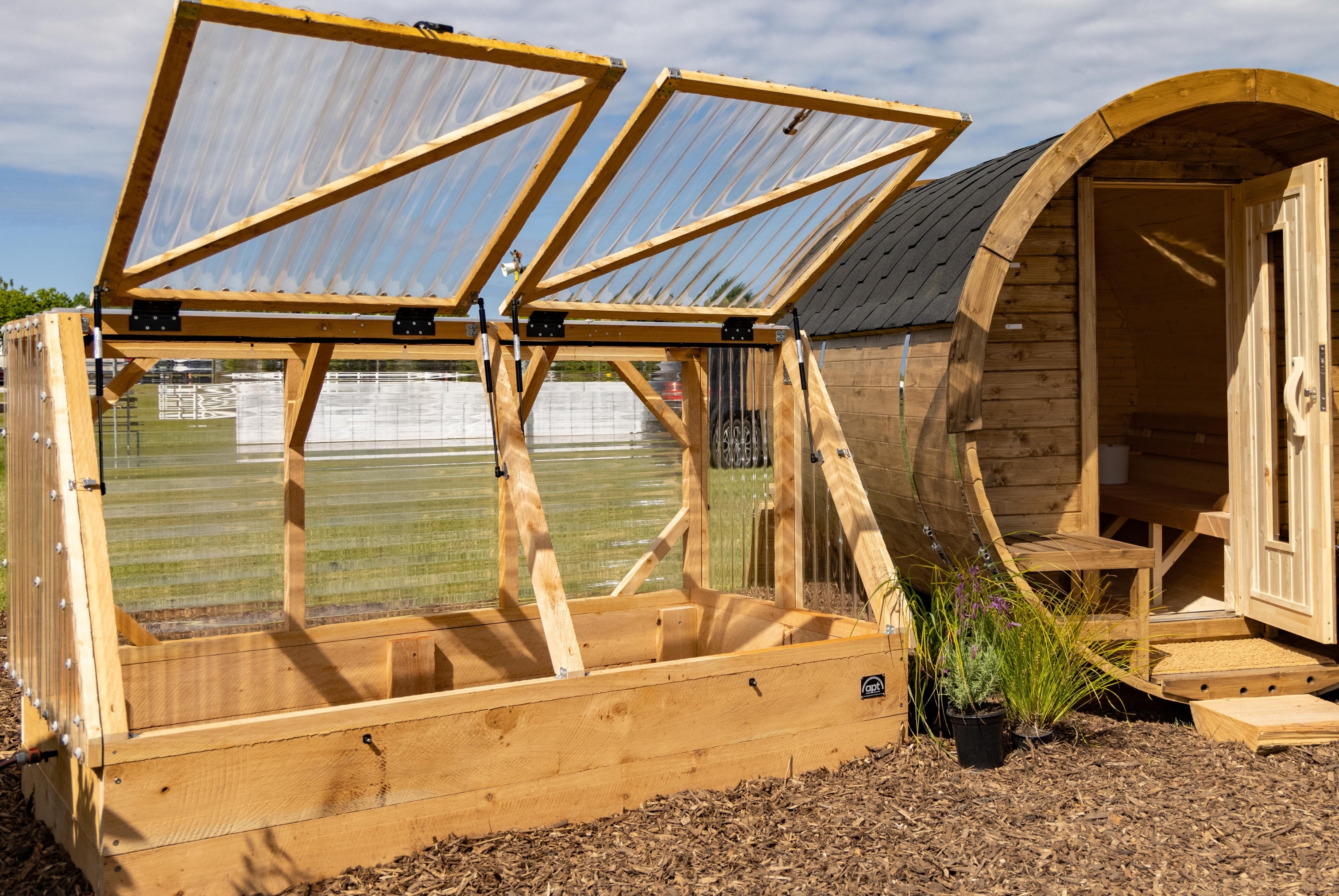 Medium Garden with Canopy