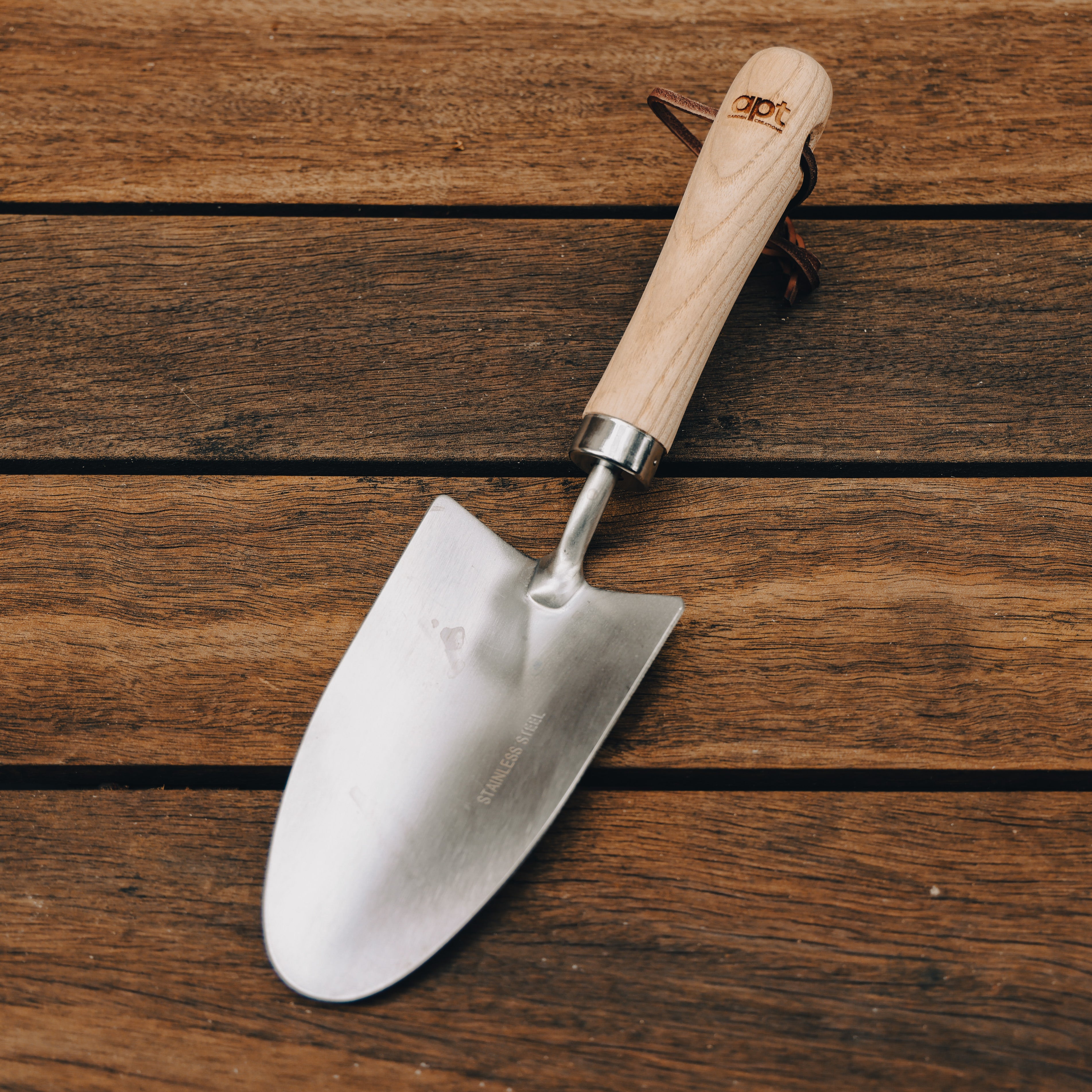 This stunning set of two garden tools, featuring ash-wood handles and stainless steel heads, a leather hang-strap and stylishly engraved with our Apt Garden Creations logo.